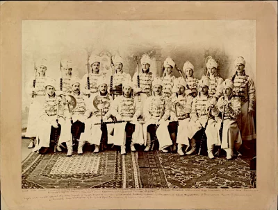 Портрет представителей российского именитого купечества в костюмах рынд 17 века. Дмитриев Максим Петрович (?). Нижний Новгород, 1896 г. Картон, альбуминовый отпечаток, 39,5х54,5 см; 49,5х60 см (паспарту). ГИМ