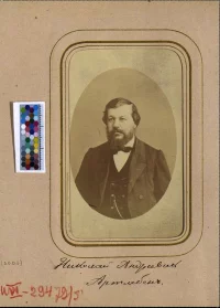 Портрет участника Первого археологического съезда в Москве архитектора и археолога Артлебена Николая Андреевича. Из подносного альбома от членов Первого археологического съезда в Москве графу Алексею Сергеевичу Уварову. Кистенмахер, Гуго К. (фотограф, владелец ателье)/ Российская империя, г. Москва, 1860-е гг. Картон, альбуминовый отпечаток, 9,4х5,9 см; 10,8х6,5 см. ГИМ