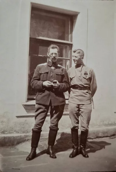 Штабс-капитан 169-го пехотного Ново-Трокского полка Виктор Францевич Мейштович (справа) с орденом Св. Владимира 4-й ст. 1916-1917 гг. Фото из семейного архива.