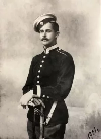 Корнет граф Пётр Сергеевич Шереметьев (1876-1914) во время службы в Кавалергардском полку. 1909 год. Сын графа Шереметева Сергея Дмитриевича. Офицер кавалергардского полка, флигель-адъютант Свиты с 1913 г. Имел 7 детей. Умер в Ялте от туберкулеза.