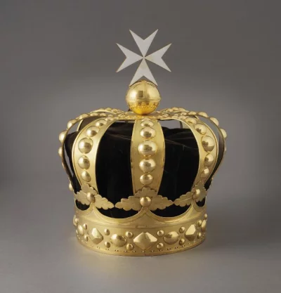 Корона Великого магистра Павла I ордена Св. Иоанна Иерусалимского (Мальтийская). Мастер: Жакоб Дюваль. Россия, 1799 г. Золото, серебро, шелк, бархат, эмаль, золочение, высота: 29,4 см; размер основания: 20,3 х 19,1 см.