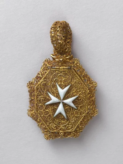 Медальон-мощевик ордена Св. Иоанна Иерусалимского. XV в. (?). Мальта, XV в. (?). Золото, металл, эмаль, скань, высота: 6,3 см (с ушком); ширина: 4,6 см. Принадлежал Великому магистру ордена Д'Обюссону - герою защитников Родоса в 1480 г. Он был преподнесен Павлу I в 1797 г. во время церемонии посвящения его в протекторы Мальтийского ордена. Павел I передал крест-медальон старшему сыну - наследнику престола Александру I.