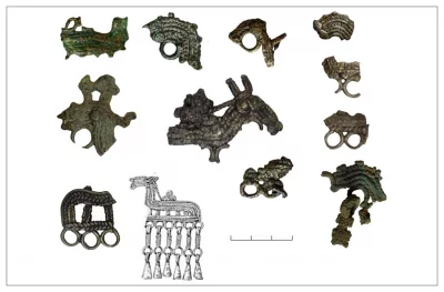 Могильник Шелебово. Бронзовые подвески-коньки из пахотного слоя