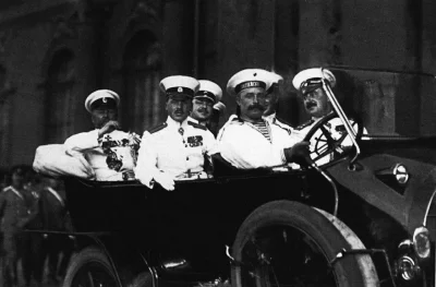 Морской гвардейский экипаж. Офицеры на автомобиле на Дворцовой площади. Санкт-Петербург, 1914 г.