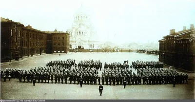Парад военных моряков на площади у Дерябинских казарм. На заднем плане - храм во имя иконы Милующей Божьей Матери, 1890-е годы.