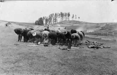 Солдаты-мусульмане за молитвой, 1916 год.