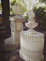 Памятники-колонны и военные символы