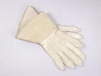 Перчатки императора Павла I. Россия, конец XVIII в. Кожа лосиная, длина: 30,0 см; ширина краген: 16,5 см.