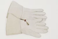 Перчатки императора Павла I. Россия, конец XVIII в. Кожа лосиная, длина: 30,0 см; ширина краген: 16,5 см.