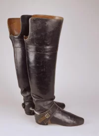 Сапоги императора Павла I. Конец XVIII в. Россия (?), конец XVIII в. Кожа (домашней коровы), сталь, длина: 27,0 см; высота: 57,0 см.