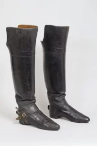 Сапоги императора Павла I. Конец XVIII в. Россия (?), конец XVIII в. Кожа (домашней коровы), сталь, длина: 27,0 см; высота: 57,0 см.