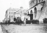 Военный парад в Московском Кремле, на белом коне - император Николай II.