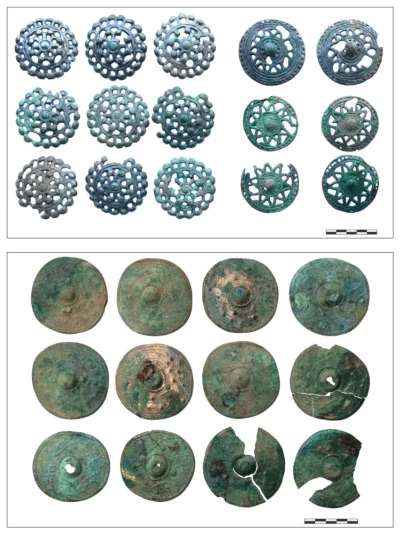 Вверху: бронзовые ажурные бляхи. Внизу: бронзовые орнаментированные бляхи