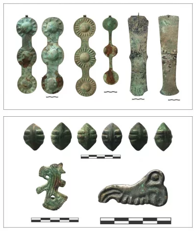 Вверху: бронзовые пластинчатые налобники. Внизу: бронзовые уздечные бляшки