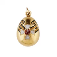 Яйцо-подвеска с изображением ордена Святого Георгия, соединённого лентой. Мастерская Фаберже, Мастер: Фёдор Афанасьев, Санкт-Петербург, золото (проба 56) и эмаль, высота с подвесом: 2,25 см.