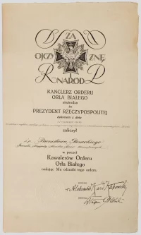 Патент ордена Белого орла. 1934 г. Текст документа: «Канцлер Ордена Белого Орла настоящим утверждает, что Президент Республики Польша указом от 17 июня 1934 года, ввиду значительных и выдающихся заслуг в восстановлении и укреплении независимости Польши, принял покойного Бронислава Пьерацкого, бригадного генерала, министра внутренних дел, в ряды кавалеров Ордена Белого Орла, наградив его знаками отличия ордена. Бронислав Вильгельм Пьерацкий родился 28 мая 1895 года в Горлице. Детство и юность он провел в Новом Сонче, где сдал выпускные экзамены в первой гимназии . Во время учебы он активно участвовал в тайных независимых организациях, таких как «Духовцы », «Сияющие » и « Ястребы ». В 1913 году он окончил школу стрелкового объединения в Новом Сонче и стал прапорщиком. После начала Первой мировой войны он вступил в Легионы, где служил во 2-м пехотном полку, входившем во II бригаду Легионов. Он неоднократно повышался в звании. 24 ноября 1918 года ему было присвоено звание майора. Он работал в Министерстве по военным делам с мая 1919 года. 1 декабря 1924 года по просьбе министра по военным делам генерала Владислава Сикорского он был произведён в полковники. 4 марта 1928 года он стал депутатом от Бохни, Лимановой, Новы-Сончской и Велицкой областей. Три года спустя, 22 июня, премьер-министр Александр Пристор назначил его министром внутренних дел. 15 июня 1934 года в Варшаве Бронислав Пьерацкий погиб от рук члена Организации украинских националистов Григория Мацейко.