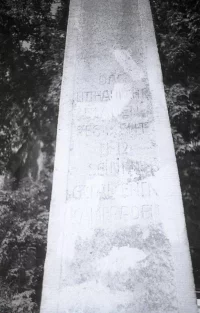 Стела в память товарищей Литовского уланского полка, погибших во время Заграничного похода русской армии в 1813 году. Фотограф Шумакова Т.И. СССР, Калининградская область, г. Черняховск, ул. Л. Толстого. Калининградский областной историко-художественный музей