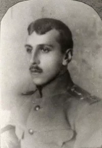 Дылевский Сергей Александрович (1894 г., Москва - ?).    Поручик 131-го пехотного Тираспольского полка. Произведен в штабс-капитаны с 9.04.1916 со старшинством, на основании Приказа по Военном ведомству № 563 за 1915, ст. 1 (ВПр. 1.12.1916, Царское Село).  В Северо-Западную Армию зачислен с ноября 1919 с назначением в распоряжение начальника 1-й пехотной дивизии. На декабрь 1919 младший офицер 2-го пехотного Ревельского полка.  В Русской Армии. На февраль - март 1921 во 2-м стрелковом полку 3-й Русской Армии в Польше. Взят в плен. На 1.10.1922 на особом учете в губернских военкоматах Западного фронта. На особом учете с 1922 на Украине. Фото 1916 г.