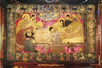 Бесценным сокровищем Смоленского Успенского собора является старинная плащаница. Она была создана в 1561 году в мастерской князей Старицких и преподнесена в дар Московскому Успенскому собору.