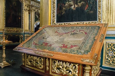 Бесценным сокровищем Смоленского Успенского собора является старинная плащаница. Она была создана в 1561 году в мастерской князей Старицких и преподнесена в дар Московскому Успенскому собору.