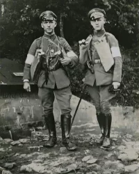 Эрнст Юнгер (29 марта 1895 года, Гейдельберг, Великое герцогство Баден, Германская империя).  Юнгер (слева) со своим товарищем фон Киеницем в Регневиле, сентябрь 1917 года.