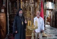 Игумен монастыря, архимандрит Мефодий и Мел Гибсон у иконы Пресвятой Богородицы "Троеручица" в Хиландаре.   Фото: монах Милутин Хиландарец