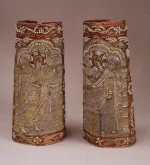 поручи из нашего собрания. Их надевают священники и епископы на рукава подрясника, а при полном облачении – на рукава подризника.   Охватывая руку в запястье, поруч соединяется с внутренней стороны руки с помощью шнура, продеваемого в металлические петли на его боковых краях, а шнур обматывается вокруг руки, так что поруч плотно стягивает рукав подризника или подрясника и прочно держится на руке. Помимо этого более традиционного способа закрепления на руке, в собрании Музеев Московского Кремля хранятся поручи, имеющие в качестве застежки пуговицы.   В «Кратком объяснении устройства храма и утвари церковной как принадлежностей богослужения» 1871 года указано: «назначение поручей — скрывать одежду на руках священнослужителей. Этим действием они означают силу и могущество Божии, укрепляющие священнослужителей на дела их служения, то есть даруют им усердие, терпение и бодрость в сем св. деле: на что указывается словами, читаемыми при надевании поручей. У священников и архиереев как носящих образ самого Иисуса Христа во время богослужения, поручи означают еще узы, которыми связаны были руки Христовы, когда вели Его на суд к Пилату».  Знамение креста на внешней стороне руки в поруче означает, что не человеческие руки священнослужителей, а Сам Господь через них совершает таинства Своею Божественной силой. Это значение поручей отражено в молитвах при надевании их для служения Литургии. Для правой поручи читается: «Десница Твоя, Господи, прославися в крепости, десная Твоя рука, Господи, сокруши враги и множеством славы Твоея стерл сей супостаты». Эта молитва содержит также мысль о том, что поручи как знамение силы Божией защищают священнослужителя от демонских козней при совершении таинств. Для левой поручи читается: «Руце Твои сотвористе мя и создаете мя, вразуми мя и научуся заповедем Твоим».  Стоит отметить, что и прикладное, и символическое значение поручей носит отчасти легендарный характер, что подтверждается отличиями в их трактовке в разных трудах.