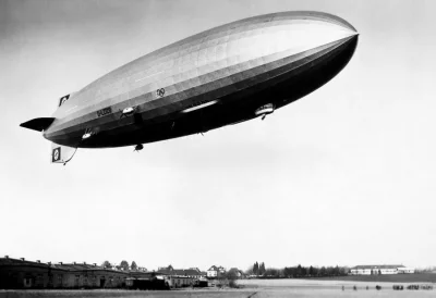 Дирижабль «Гинденбург», D–LZ 129, над Фридрихсхафеном, Германия, март 1936 года.