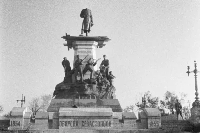 Памятник "Оборона Севастополя" защитникам города в годы Крымской войны на Историческом бульваре. Май 1944 года. Фото: Владислав Микоша / РИА Новости