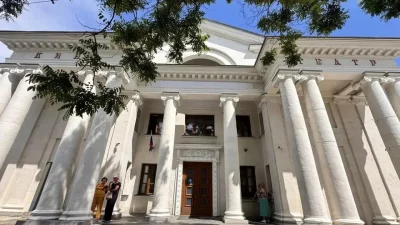 До вчерашнего дня в городе Севастополе на улице Ленина, 35 находился кинотеатр "Украина".  Он является одним из объектов музея героической обороны и освобождения Севастополя и именно в нём открыли выставку "Рубо. 170". Сегодня вывеска "Украина" с кинотеатра была снята. Новое название ещё не придумали.