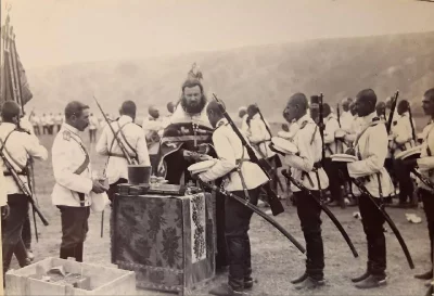 Празднование 200-летнего юбилея 44-го драгунского Нижегородского полка, 1901 год.  Подпись на фото: раздача образов
