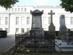 Герб баронов фон Бах, пожалованный в 1854 году, имел сложную геральдическую композицию. В центре — красный средний щиток с тремя серебряными зубчатыми перевязями, наложенный на серебряный лапчатый крест, который разделяет основной щит на четыре части. В первом и четвёртом золотых полях изображён обращённый внутрь красный лев, держащий обеими лапами высокий серебряный крест. Во втором и третьем синих полях — по золотому снопу. Над щитом — баронская корона и четыре коронованных шлема с различными нашлемниками. Щитодержатели — два золотых грифона, опирающихся на золотой арабесковый орнамент, обвитый красной лентой с девизом: In cruce spes mea («В кресте — моя надежда»).