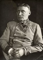 А́уффенберг фон Ко́маров, Мориц Фрайхерр (нем. Moritz Auffenberg von Komarow; 22 мая 1852, Троппау, Австрийская Силезия — 18 мая 1928, Вена) — австрийский и австро-венгерский военачальник, генерал от инфантерии (1910), военный министр Австро-Венгрии (1911–1912).