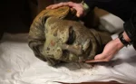 Найденная голова статуи, 2019 год. Источник изображения: Radi Anita