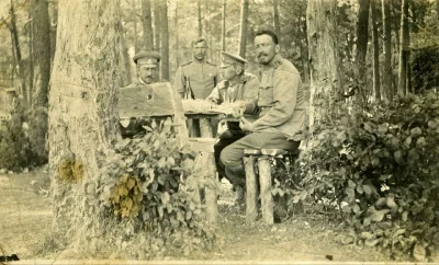 Чины 8-го уланского Вознесенского полка в годы Мировой войны.  Сидят слева направо: ротмистр Николай Константинович Степанов, полковник Николай Николаевич Токарев и подполковник Иона Константинович Корнаев.