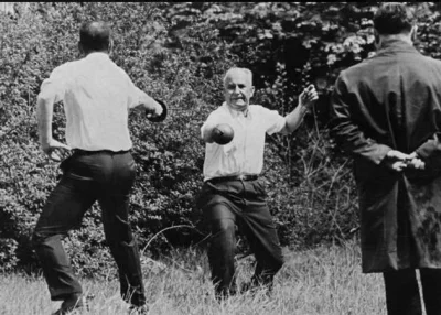 Последняя дуэль Франции. Состоялась в 1967 году между депутатом-социалистом и мэром Марселя Гастоном Деффером и депутатом-голлистом Рене Рибьером, после того как первый оскорбил последнего в парламенте, назвав его идиотом. Социалист дважды ранил оппонента в руку, после чего дуэль была остановлена.