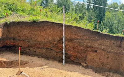 Разрез вала в профиле раскопа в юго-восточной части Нижнего городища