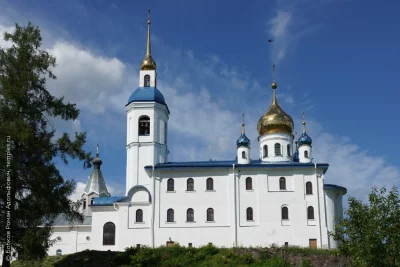 ЧЕРЕМЕНЕЦКИЙ ИОАННО-БОГОСЛОВСКИЙ МУЖСКОЙ МОНАСТЫРЬ. Собор Иоанна Богослова Иоанно-Богословского Череменецкого монастыря. Слева - церковь Преображения Господня. 26 июня 2018 года