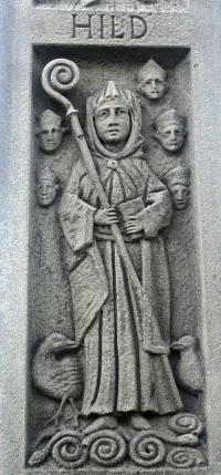 Памятник Хильде в Уитби, англосаксонской аббатисе