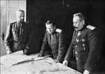 В штабе Особой армии. Справа стоит временно командующий армией генерал от инфантерии П.С. Балуев. В центре, предположительно, начальник штаба армии генерал-майор М.П. Алексеев. Слева – генерал-квартирмейстер генерал-майор Б.В. Геруа. 1916-1917 гг.